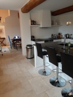 Doorkijk keuken naar living